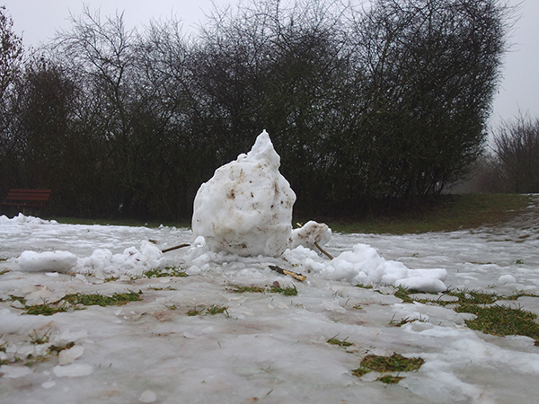 zerstörter Schneemann zerstörter Schneemann