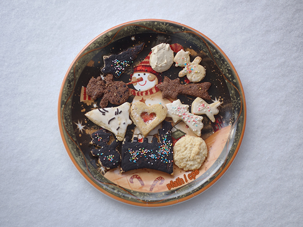 üppiger Plätzchenteller mit Schneemannmotiv