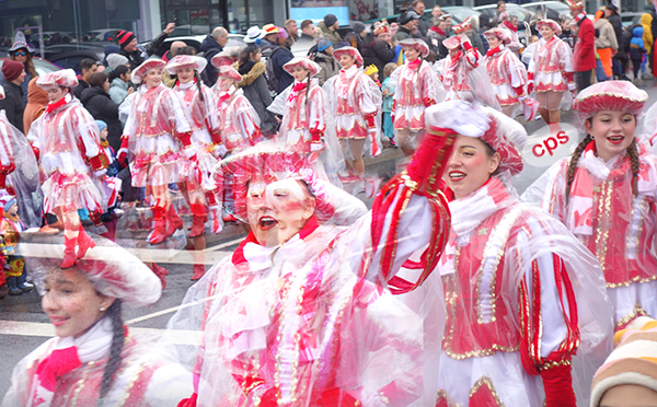 Narrlangia Rot-Weiß auf dem Brucker Faschingsumzug 2024 Narrlangia Rot-Weiß auf dem Brucker Faschingsumzug 2024